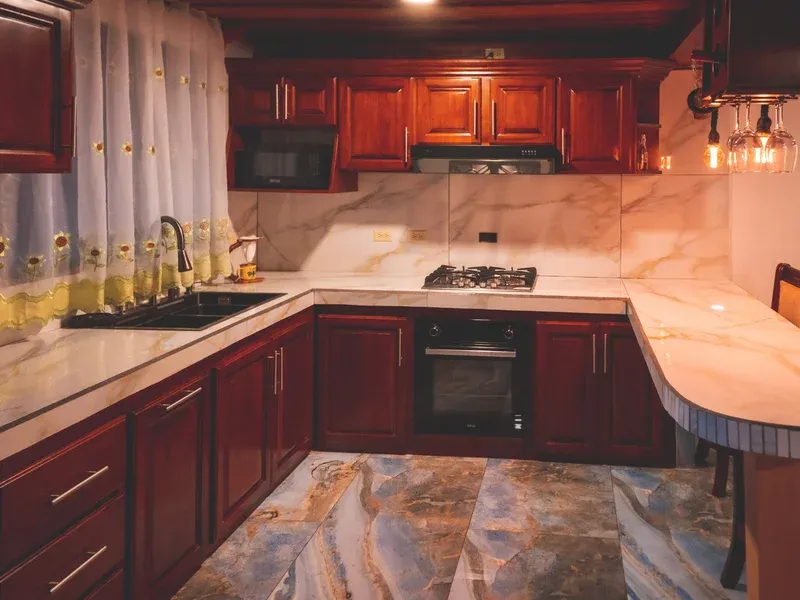 chalet-cocina-marmol-equipada