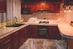 chalet-cocina-marmol-equipada