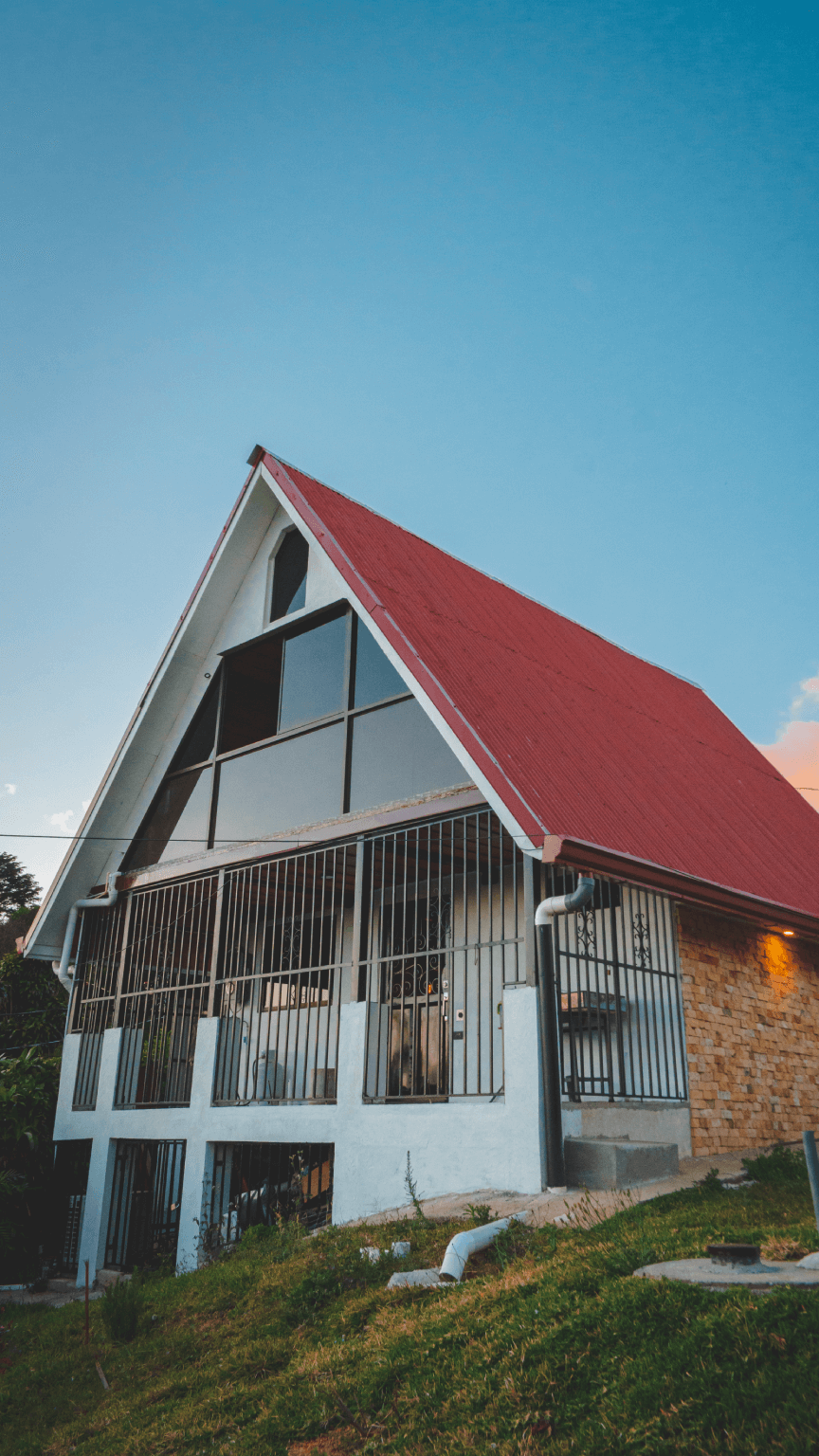 chalet de montaña al atardecer